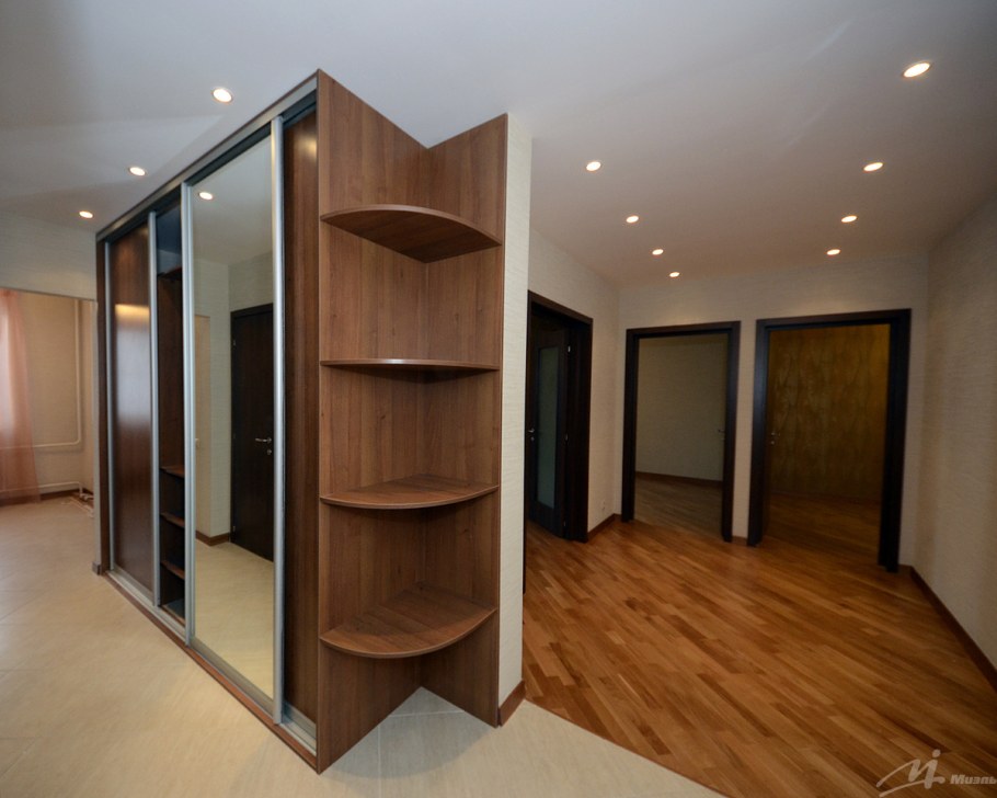 Шкаф в коридор трехкомнатной квартиры
