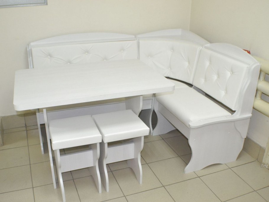 Кухонный уголок с круглым столом