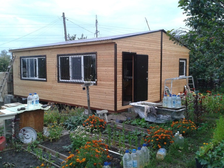 Бытовка на дачном участке