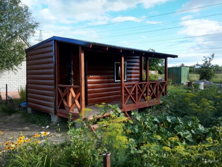 Дачный дом из бытовок