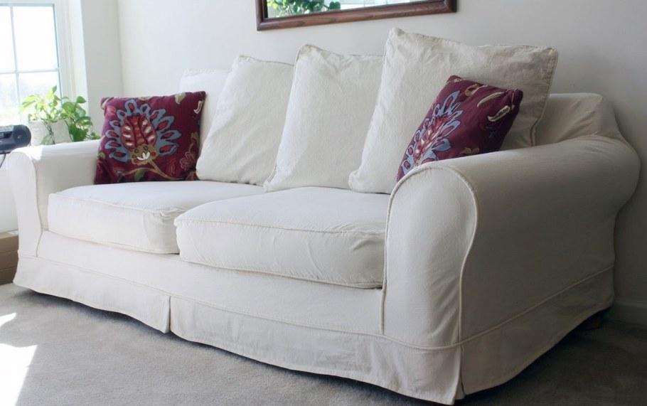 Серый диван с цветными подушками