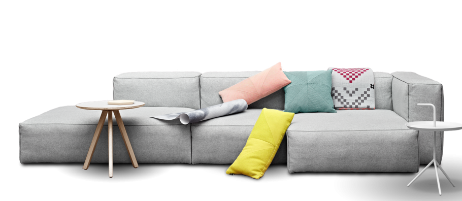 Серый диван с подушками