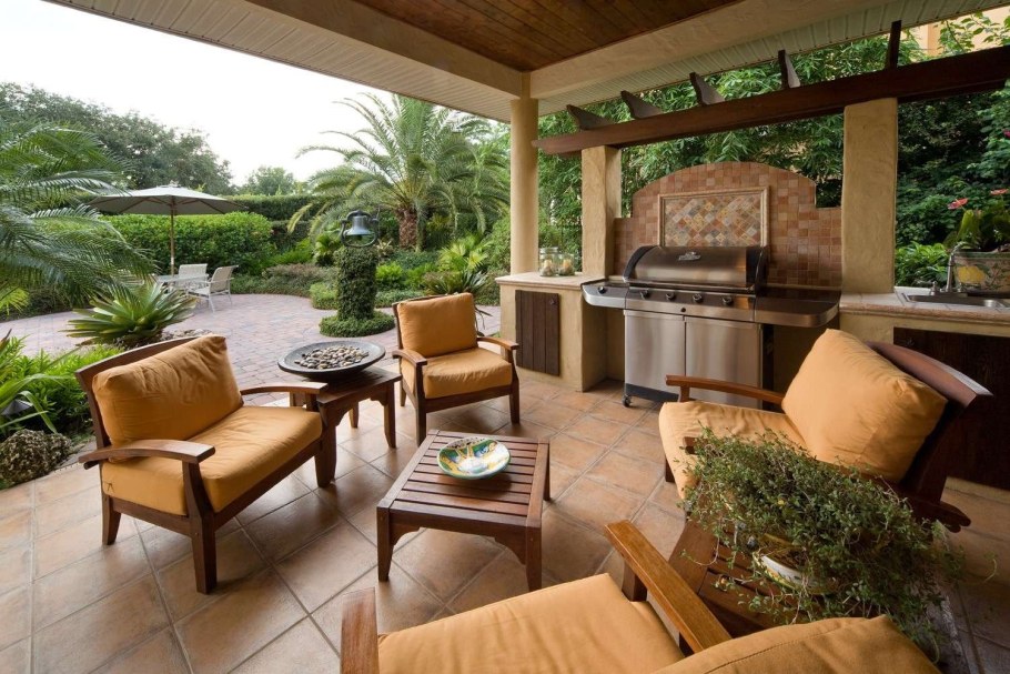 Патио на садовом участке