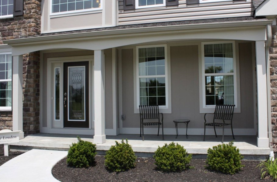 Узкие окна на фасаде