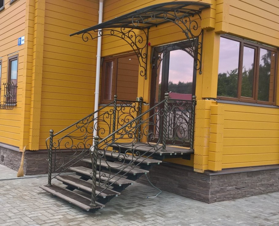 Крыльцо в частном доме