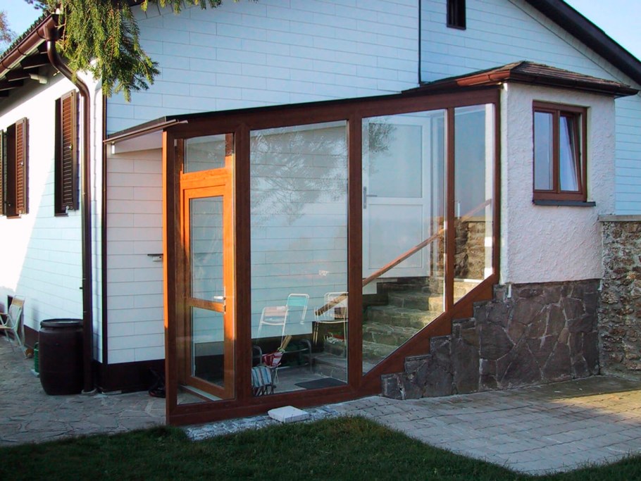 Застекленное крыльцо