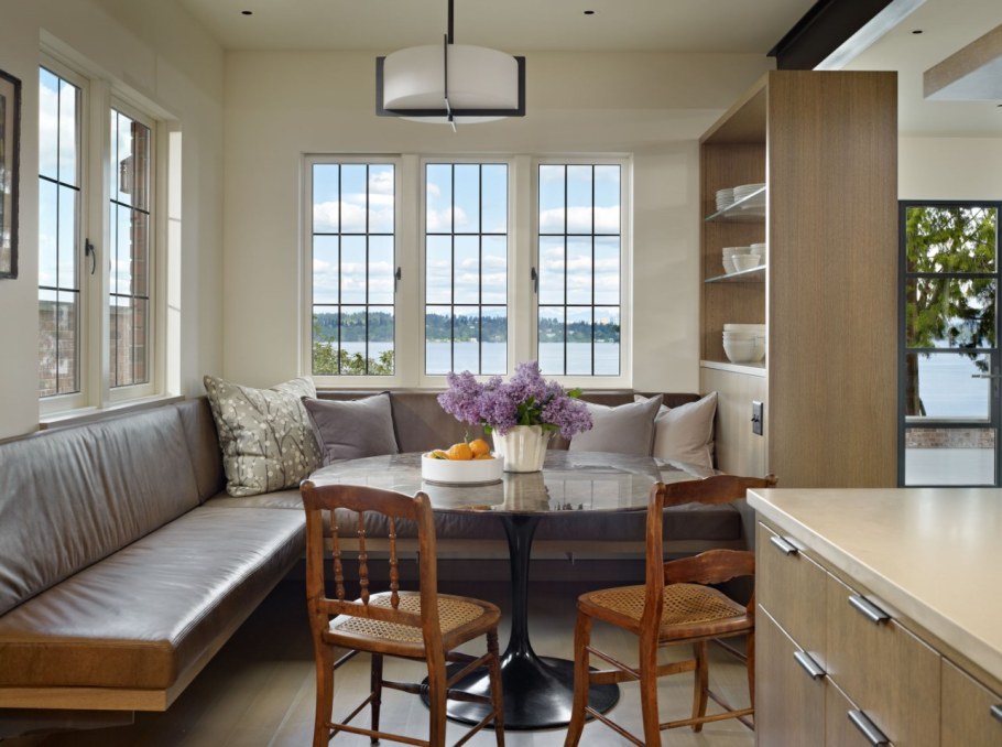 Кухня с обеденной зоной у окна