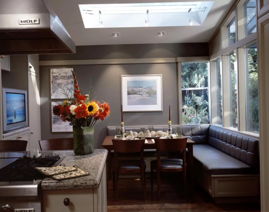 Кухня столовая с диваном