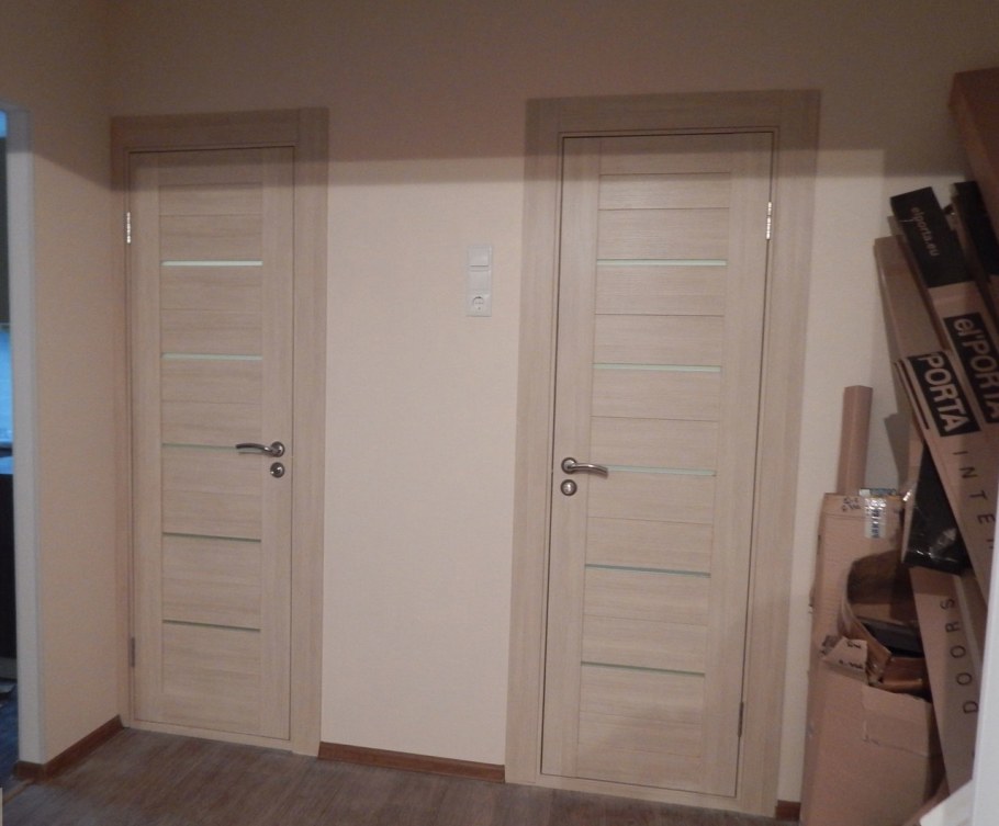 Светлые двери в интерьере