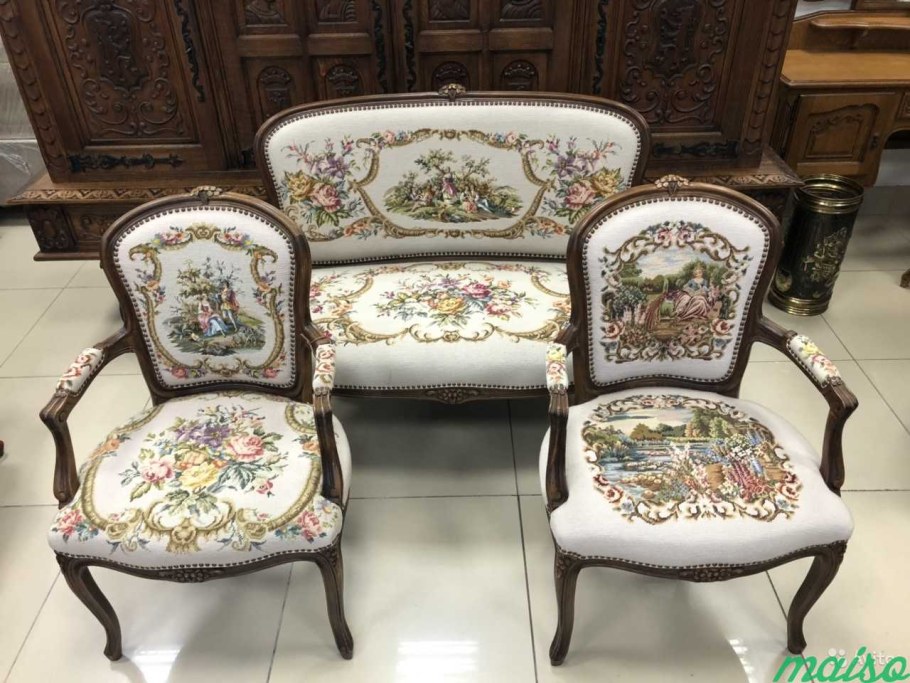 Старинное кресло с гобеленом