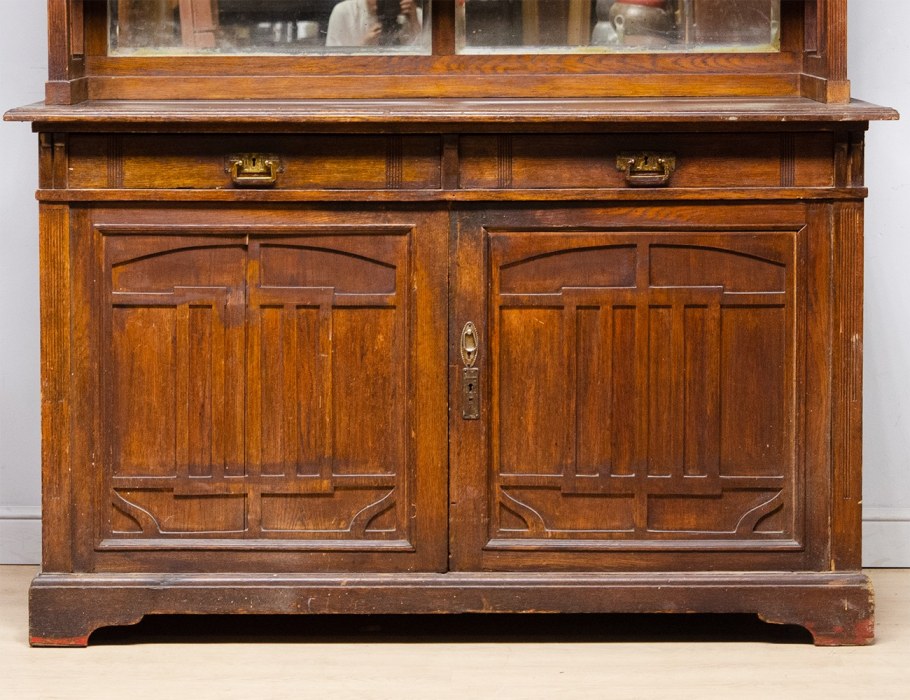 Антикварный буфет в современном интерьере