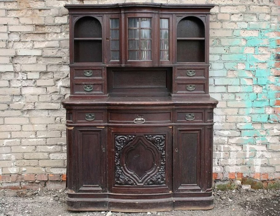 Старинный резной буфет