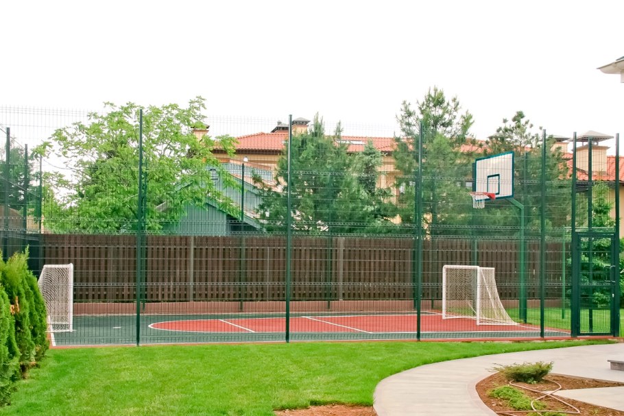 Спортивная площадка на участке