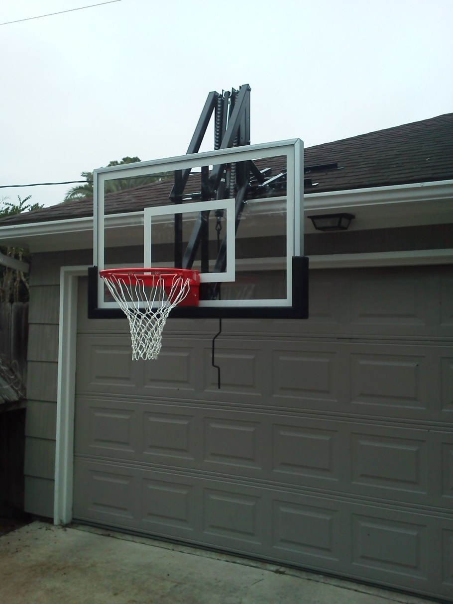 Баскетбольное кольцо во дворе
