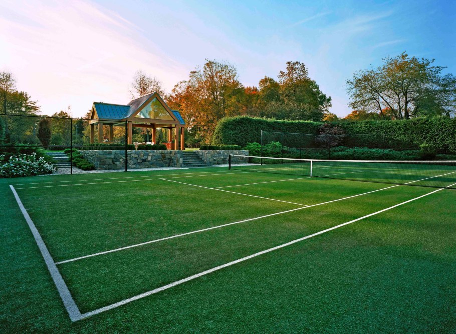 Теннисный корт на лужайке