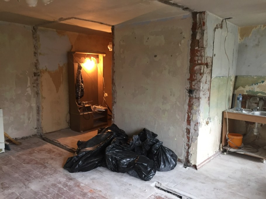 Стена до ремонта