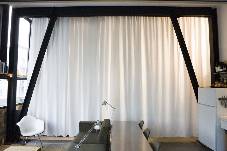 Разделительная штора в комнате