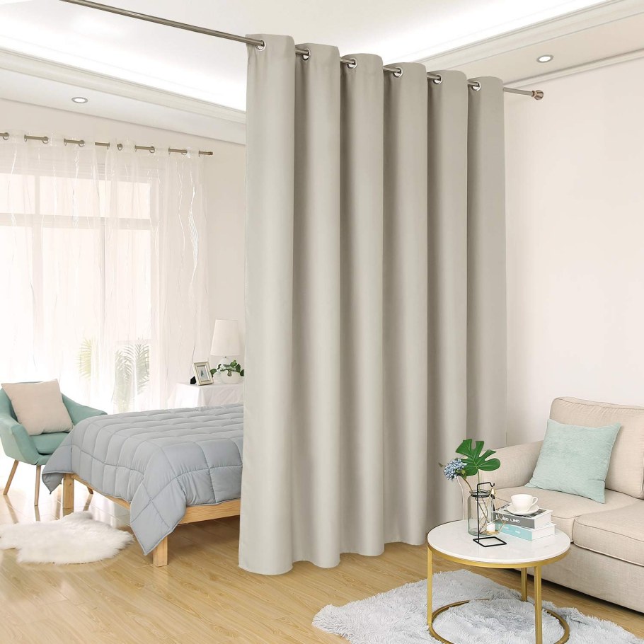 Разделение комнаты шторами