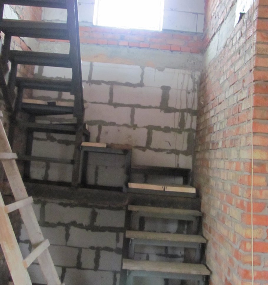 Отделка черновой лестницы