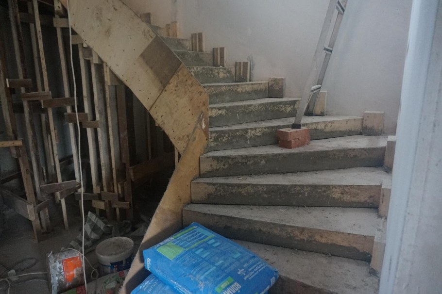 Отделка черновой лестницы