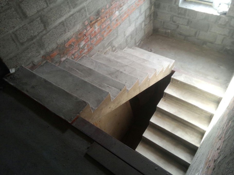 Лестница на 2 косоурах забежная