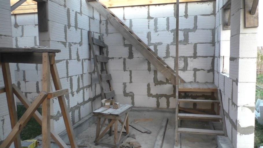 Черновая деревянная лестница