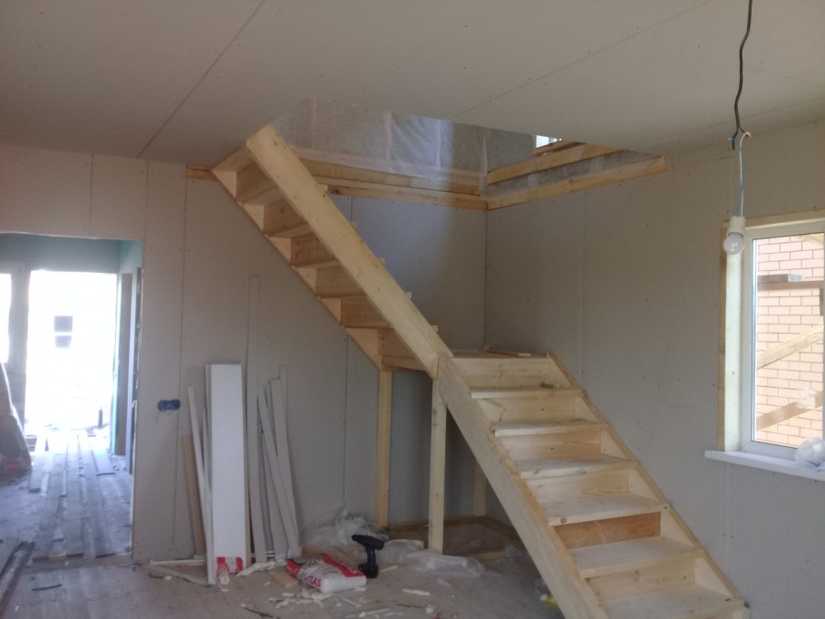 Лестница в своем доме на второй этаж