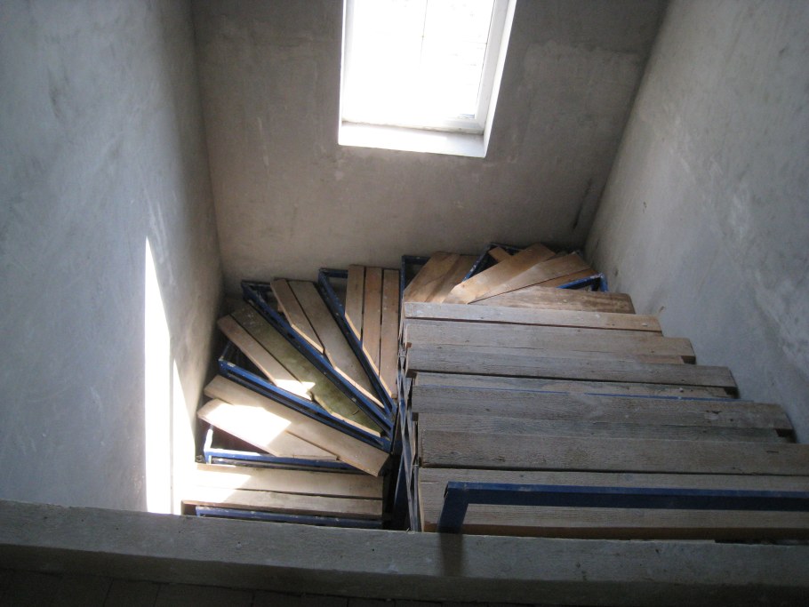 Черновая деревянная лестница