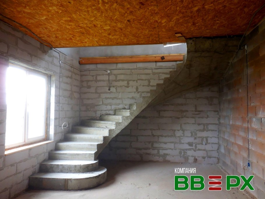 Бетонная лестница на второй этаж в частном доме
