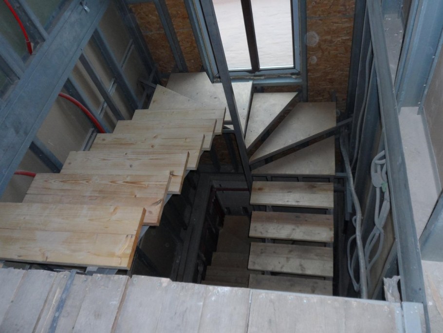 Черновой металлический каркас лестницы