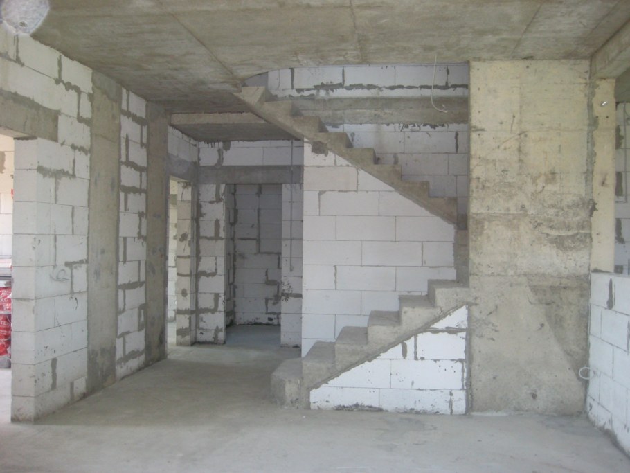 Двухмаршевая бетонная лестница