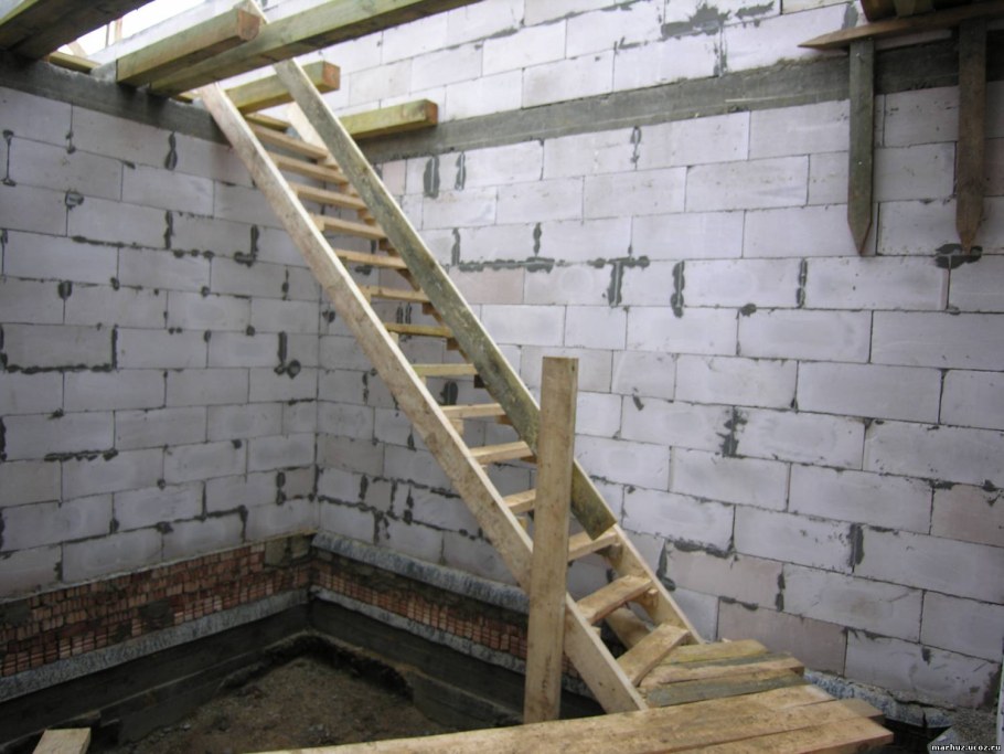 Лестница в доме из пеноблоков