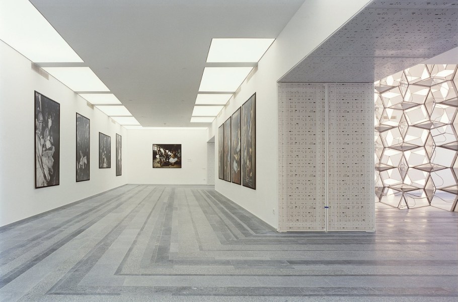 Стены выставочных пространств