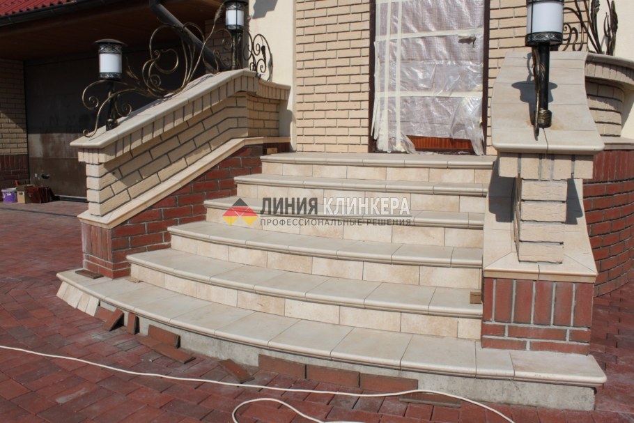 Входные ступеньки в дом