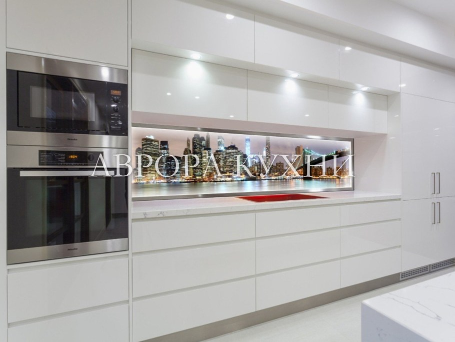 Белая кухня с ручкой gola