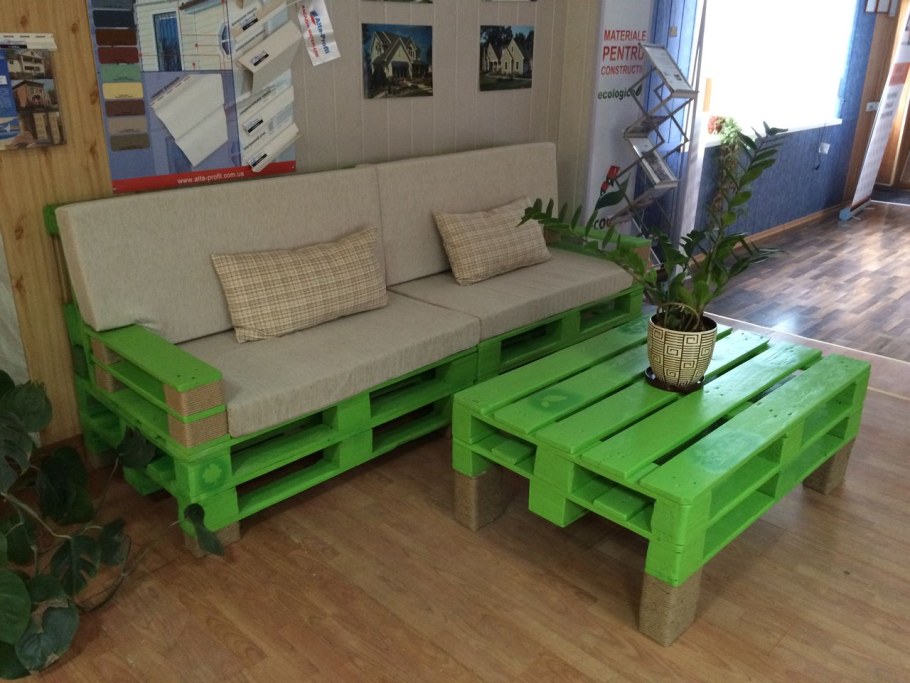 Диванчик из поддонов