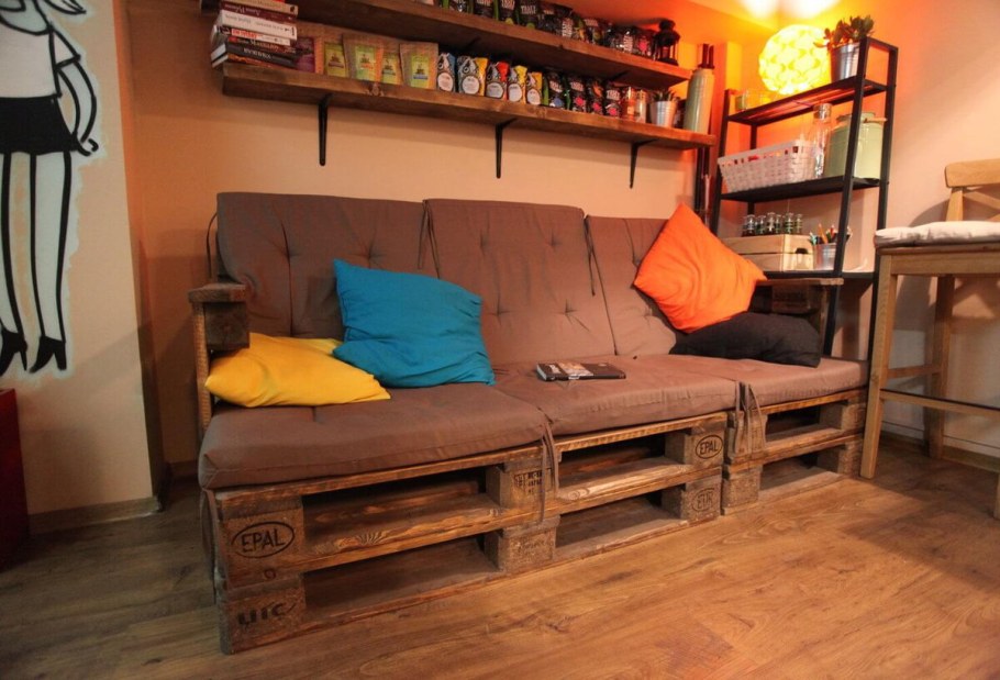 Диван из поддонов