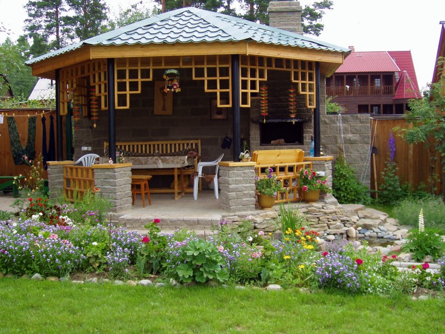 Беседка для дачи с мангальной зоной