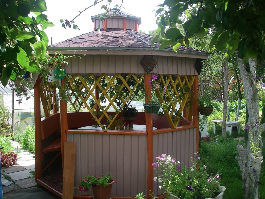 Беседка в огороде
