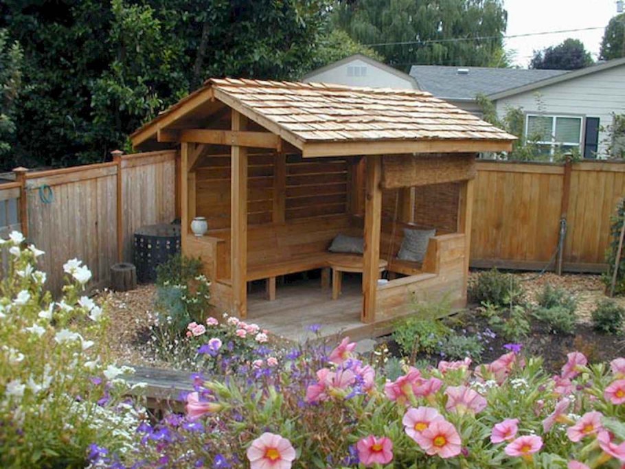 Беседка на садовом участке