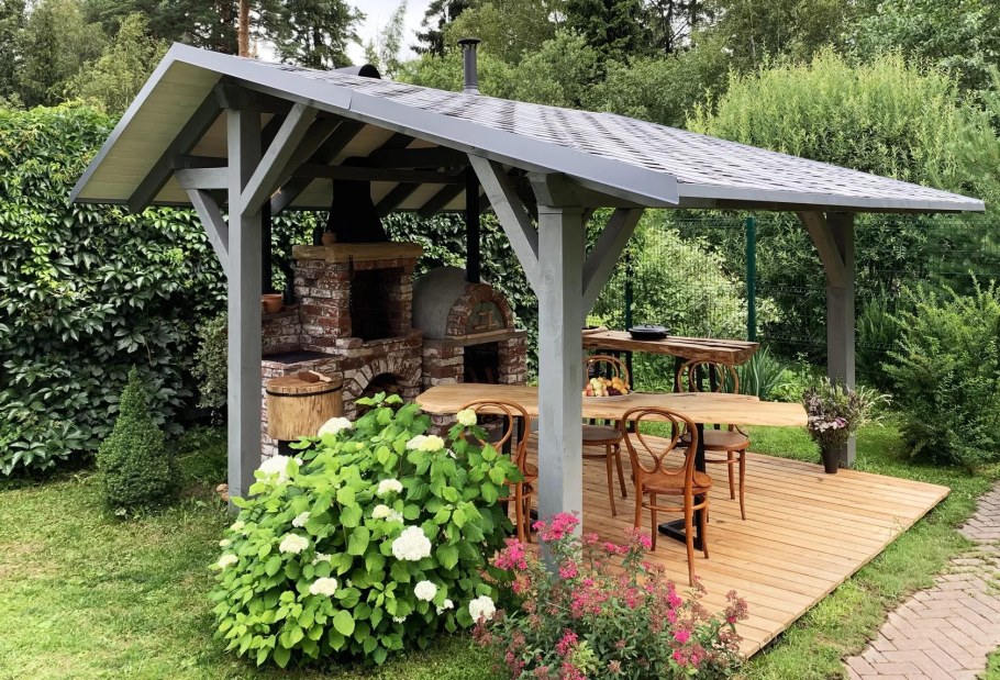 Зона барбекю с перголой