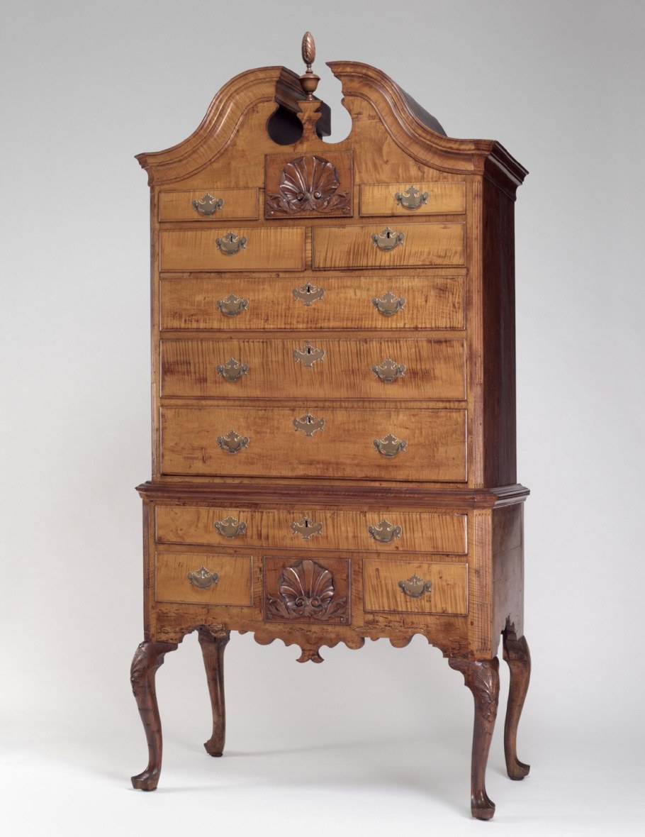 Стол в стиле королевы Анны