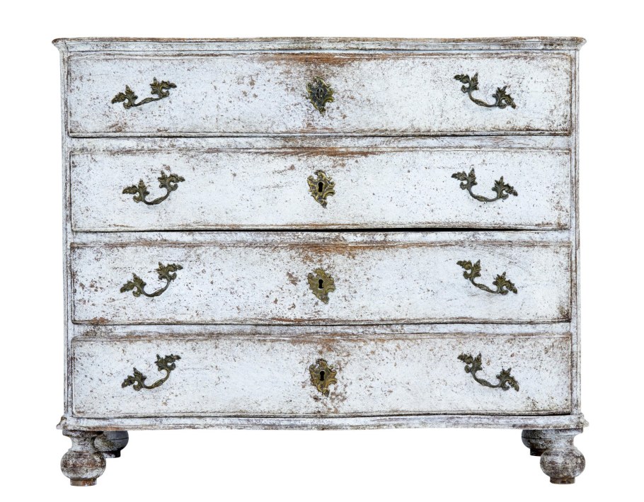 Шкаф на резных ножках