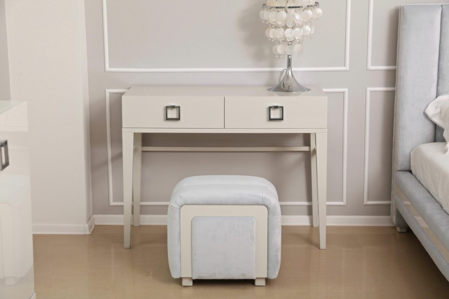 Кованый туалетный столик с зеркалом vector