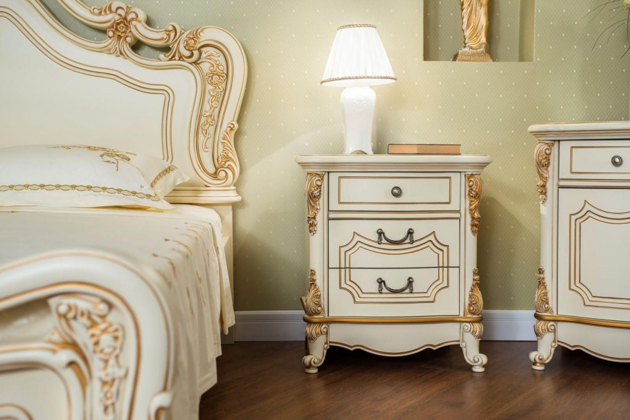 Трюмо на белом фоне