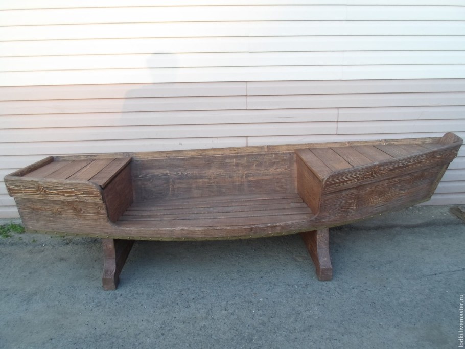 Скамейка в виде лодки