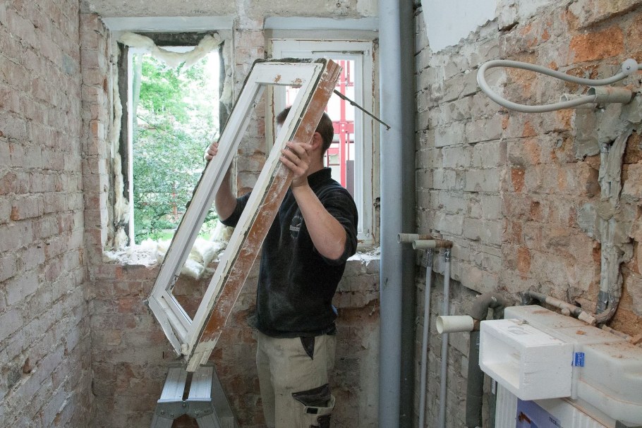 Демонтаж окон и дверей