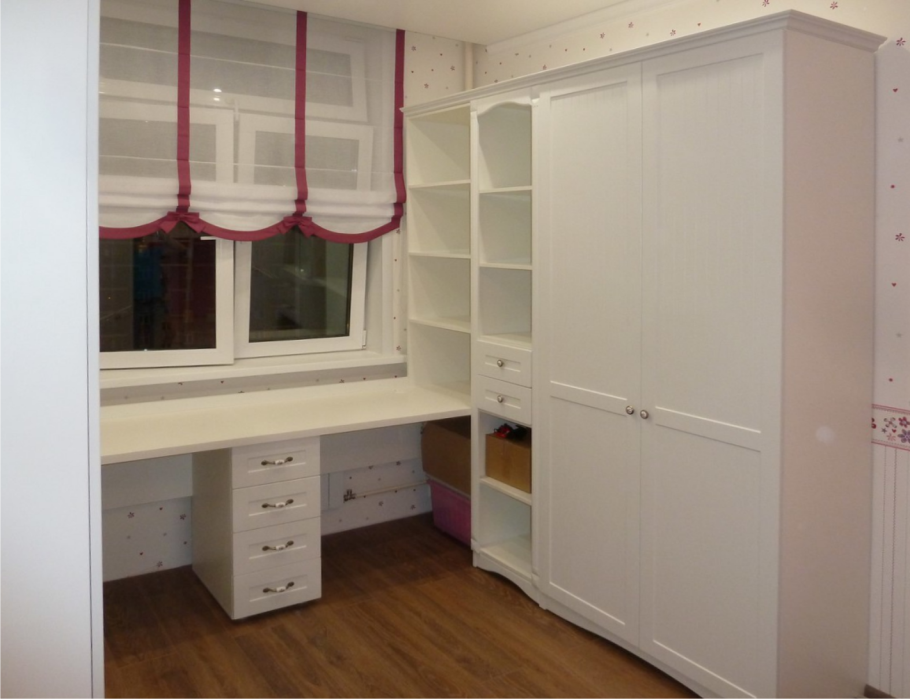 Встроенные шкафы вокруг окна