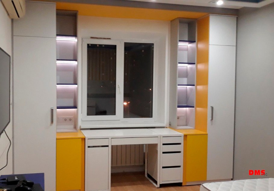 Письменный стол у окна в детской