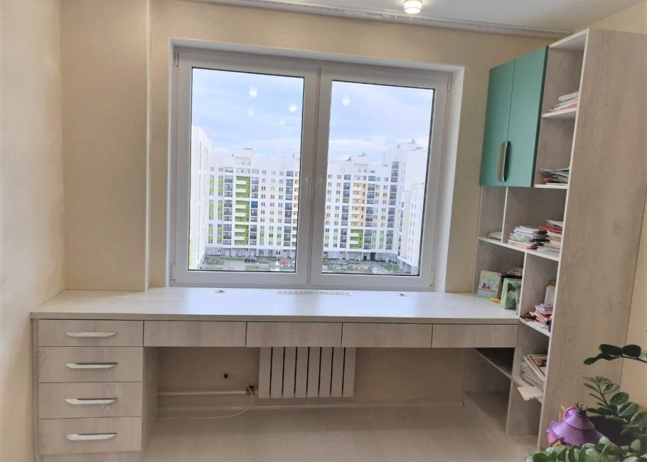 Рабочая зона у окна со шкафами